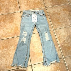 Zara’s The Flare Denim Jeans. With Tags. Never worn. Size 7. 122 cm.